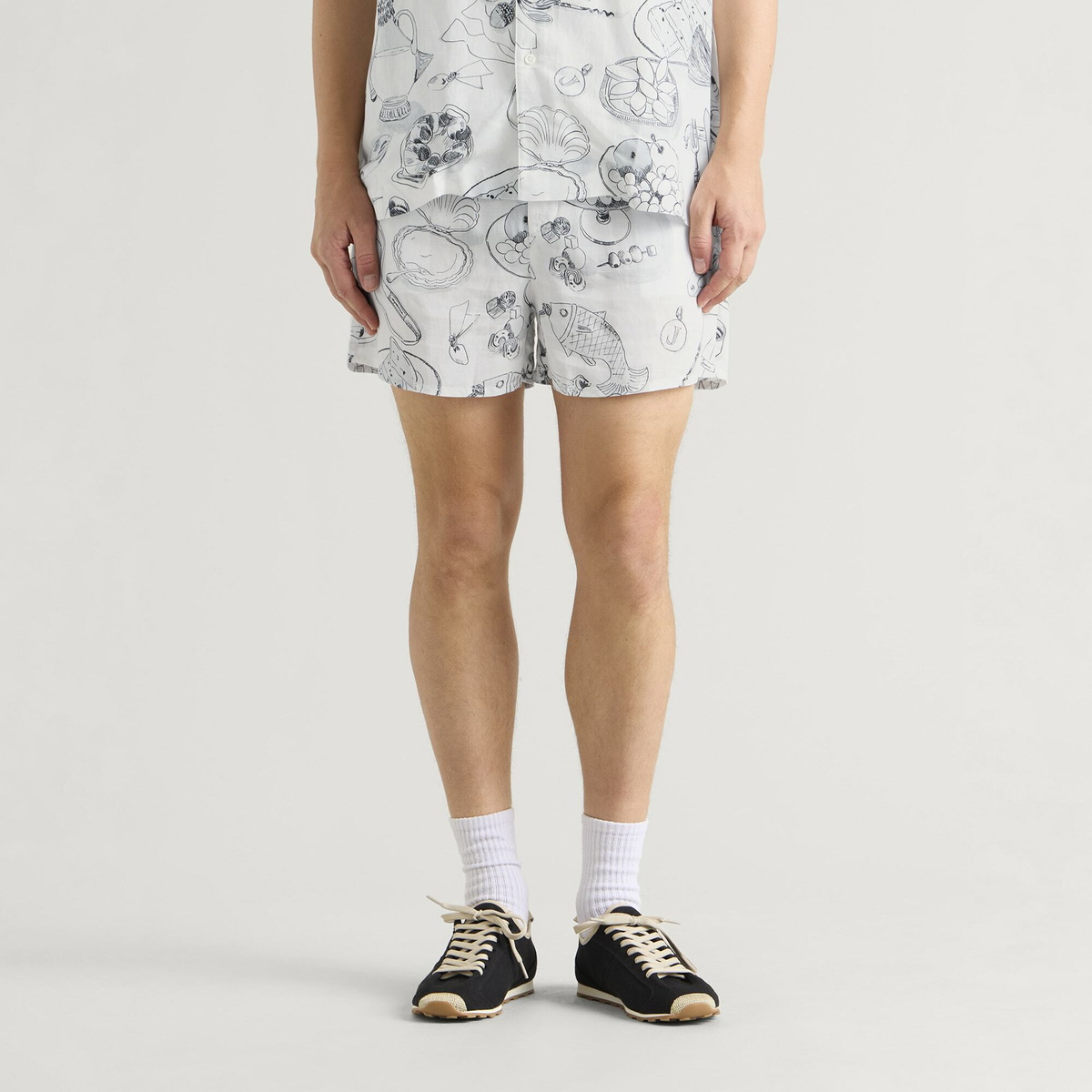 Jacquemus Men's Printed Boxer Style Shorts in Print Table Off-White/Bla