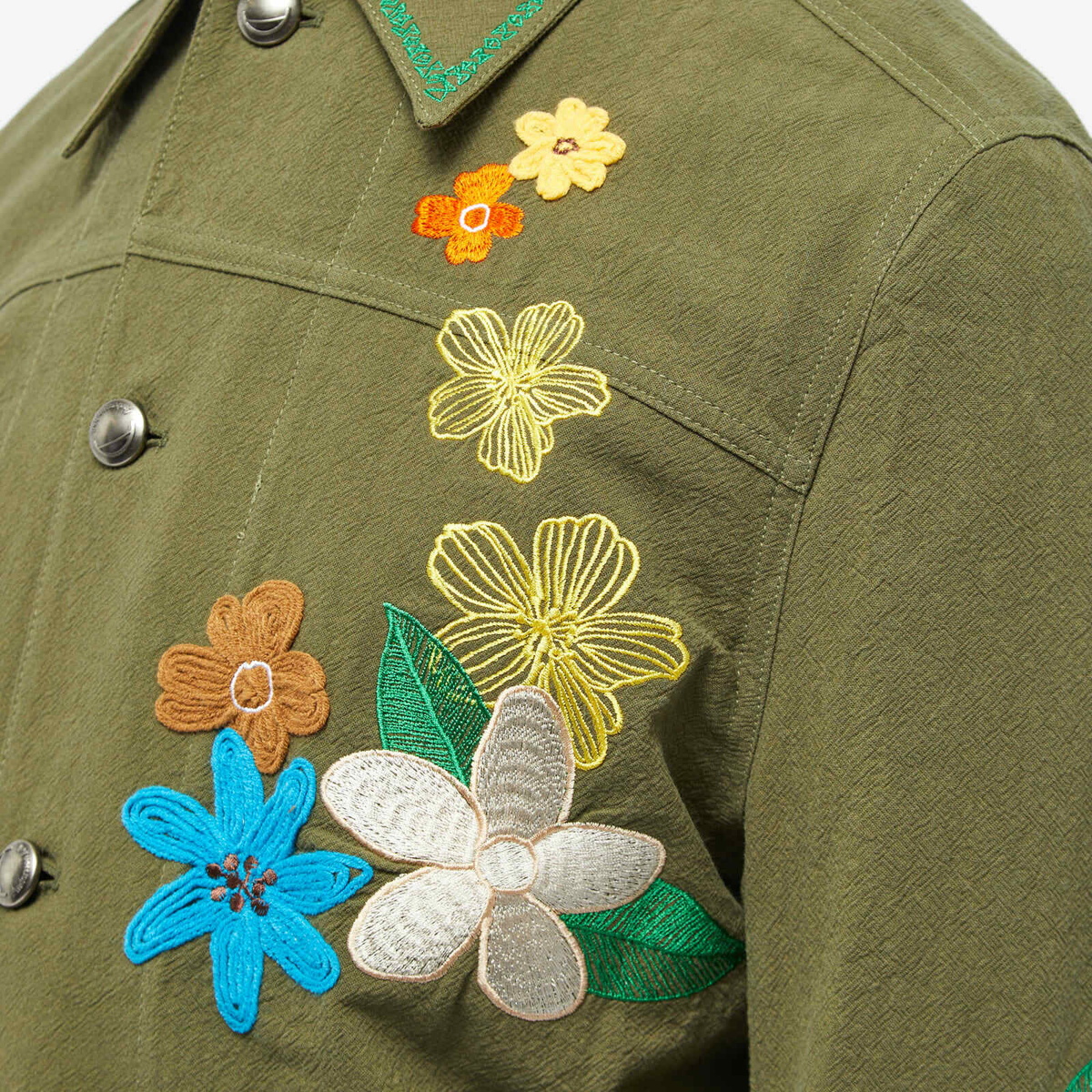 FLOWER EMBROIDERY CHORE JACKET全体的に刺繍が施されています