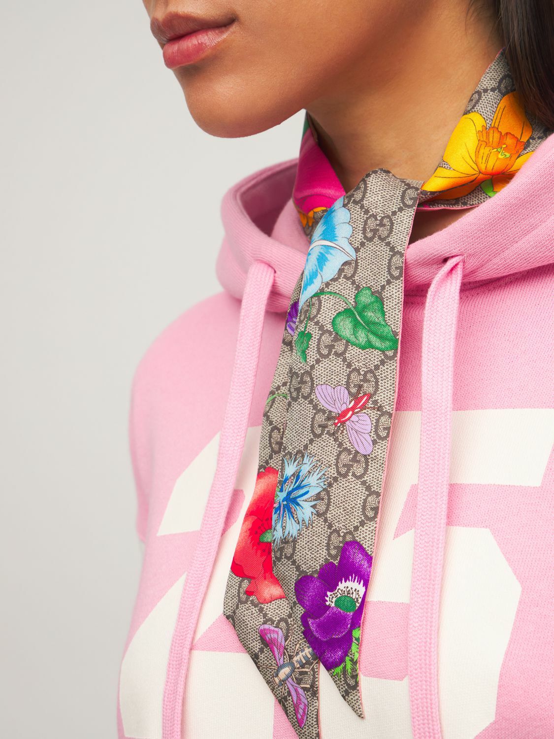 スカーフ Gucci Flora Print Silk Neck Bow GG Flora print silk ribbon in pink | GUCCI® US