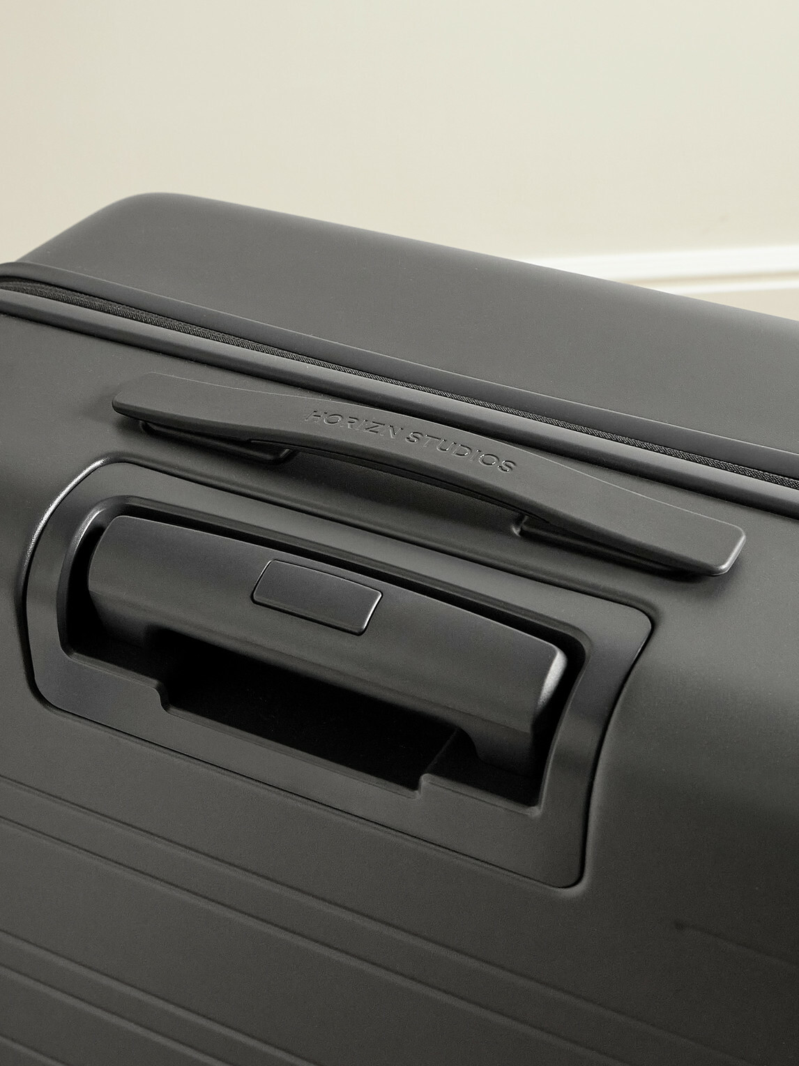 Horizn Studios - H7 Essential Hardshell Check-In Suitcase