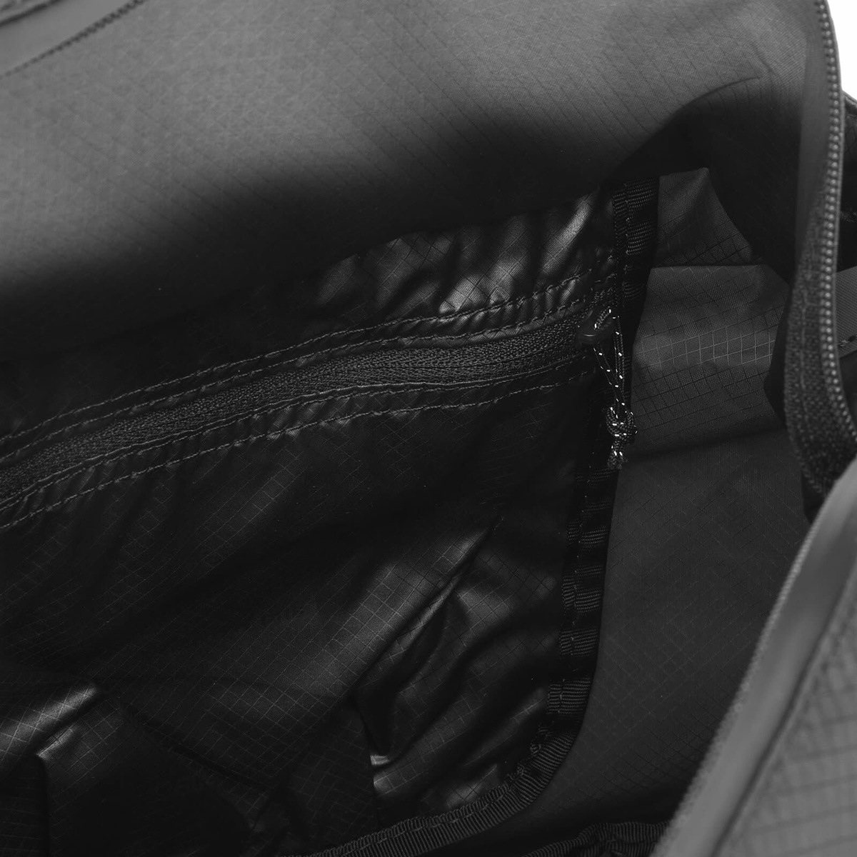and wander Men's Sil Shoulder Bag in Black 