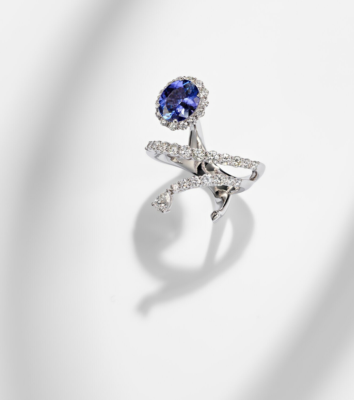 Yeprem 18kt white gold ring ((750/1000)) with diamonds and tanzanite