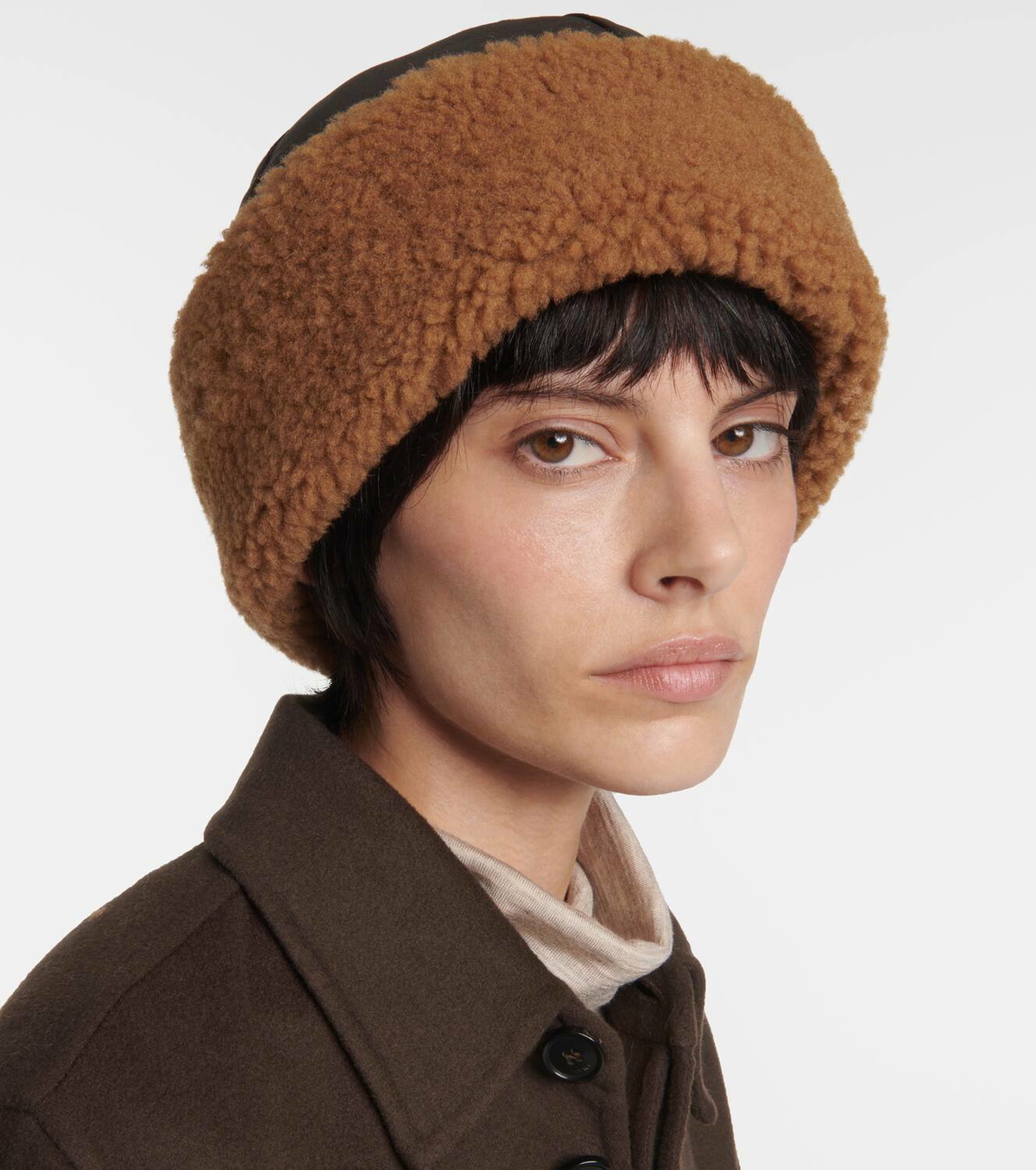 Shearling winter hat black/off white – TOTEME