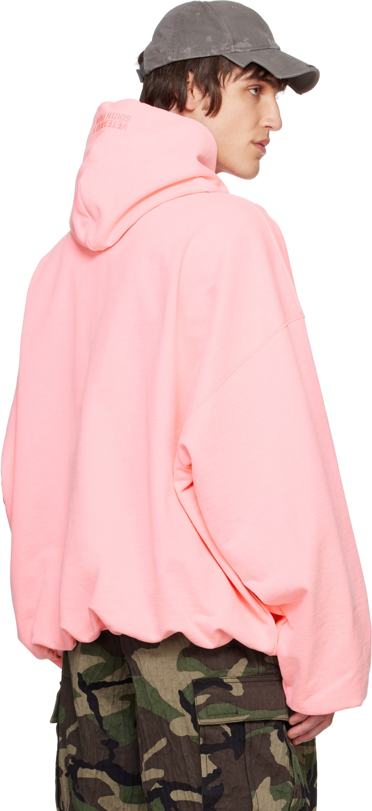 【VETEMENTS】ピンクPrincess Kennyクロップドボクシーフーディ VETEMENTS Pink 'Princess Kenny' Cropped Boxy Hoodie Vetements