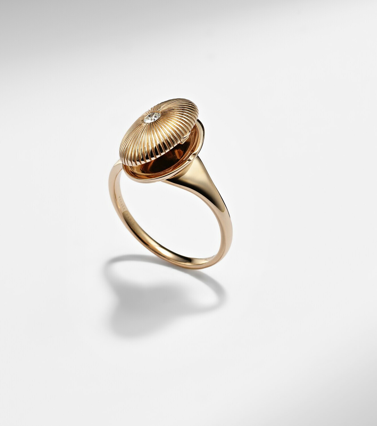 Persée 9kt gold ring with diamond