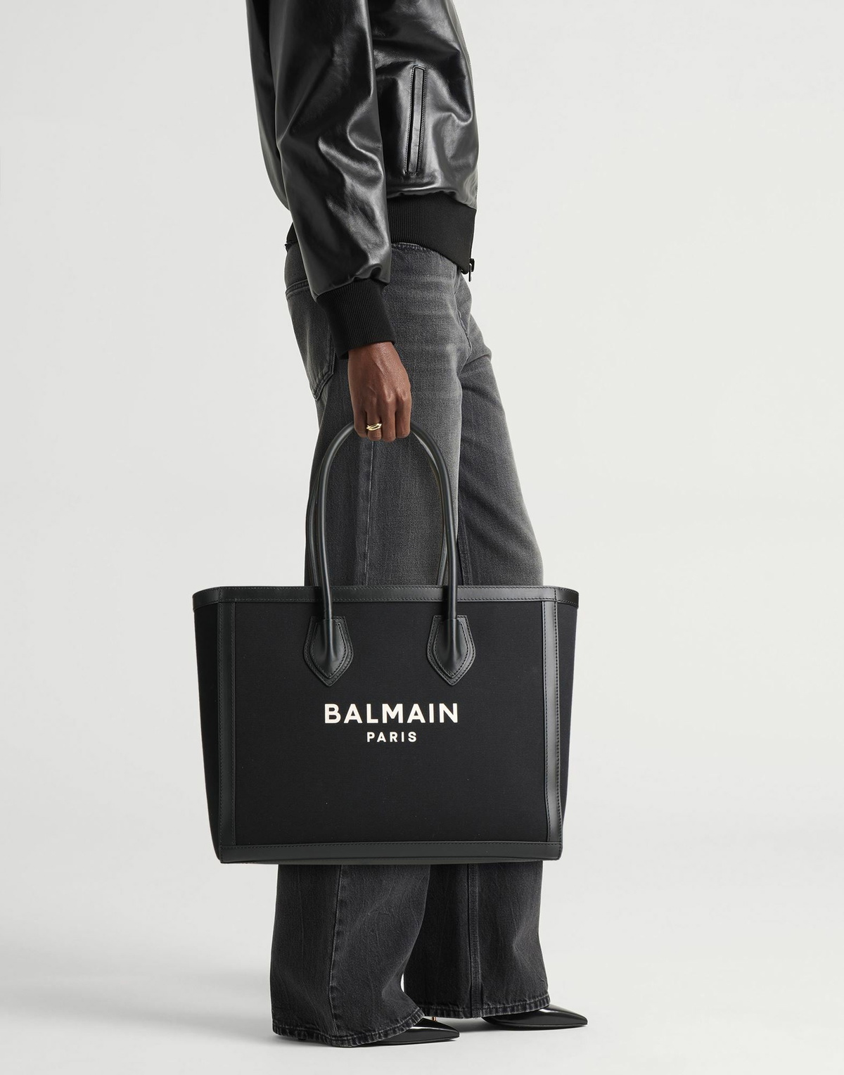 Balmain Womens Handbag in Black