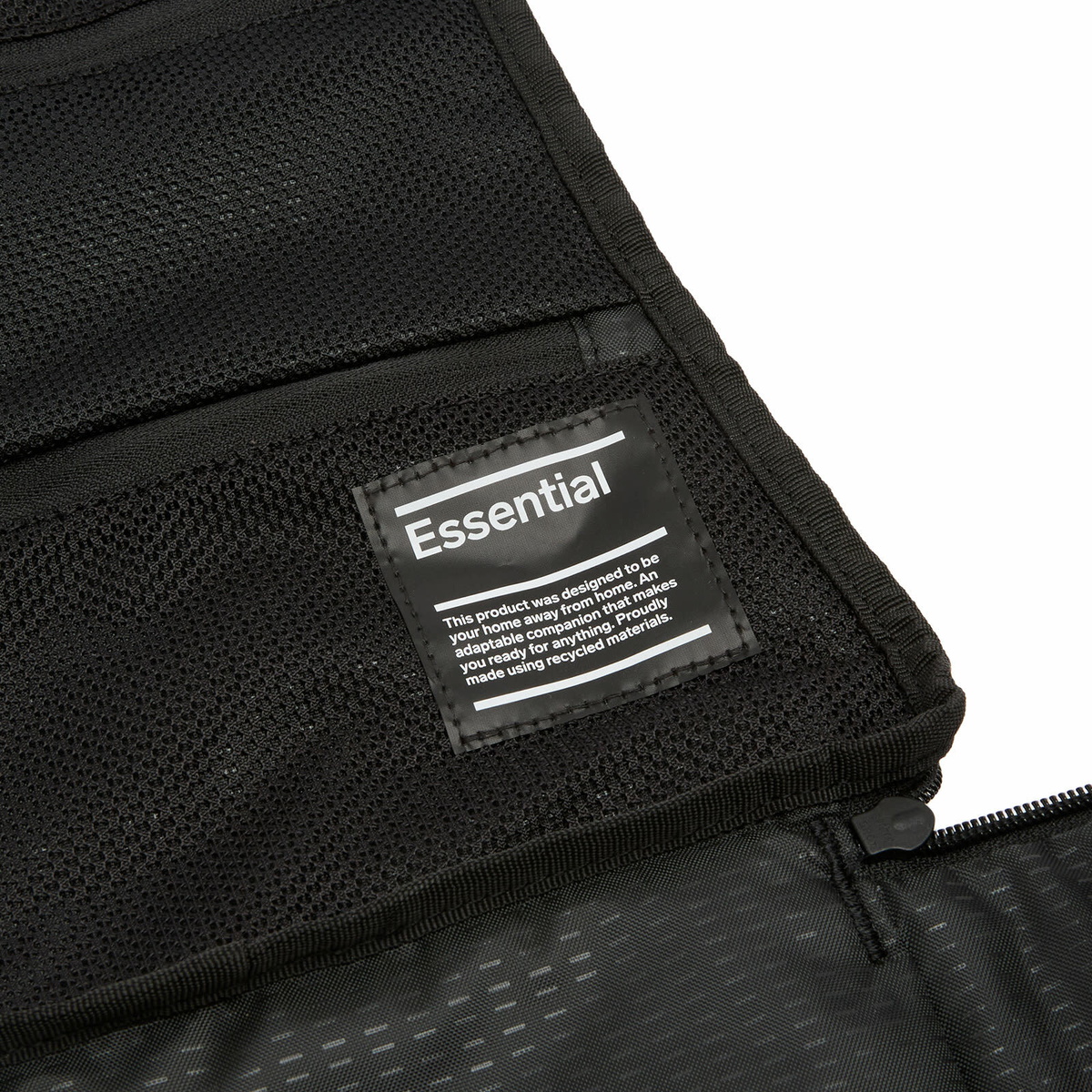 Db Journey Essential Washbag - Medium in Black Out 