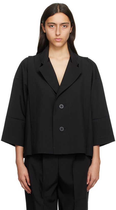 Photo: 132 5. ISSEY MIYAKE Black Flat Tuck Jacket