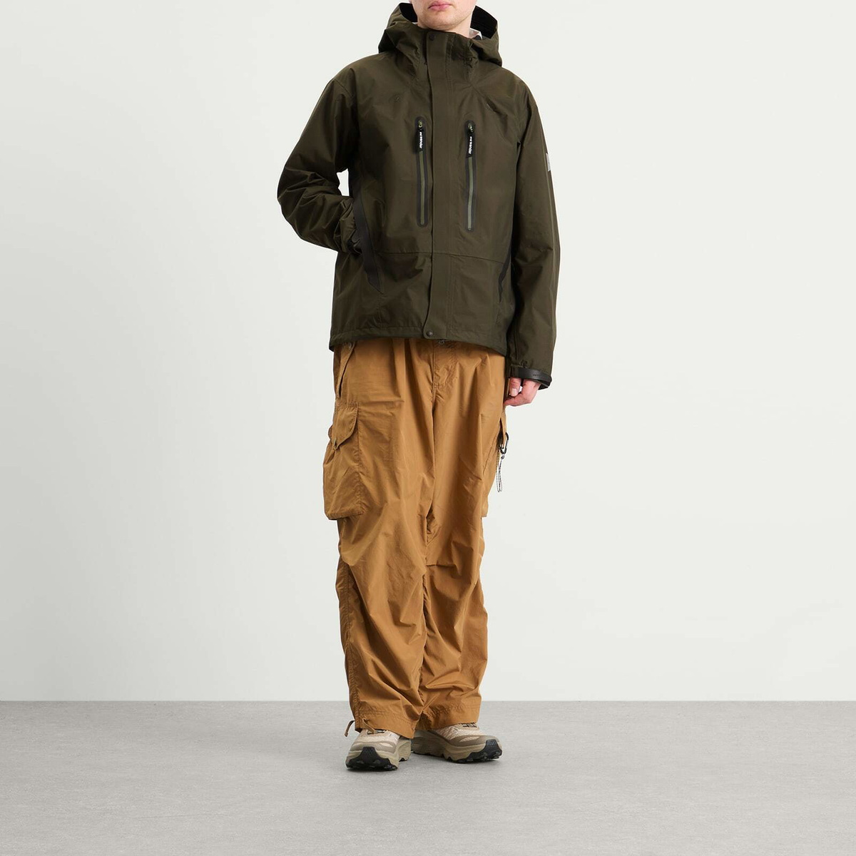 and wander Men's 2.5L Hiker Rain Jacket in Dark Khaki