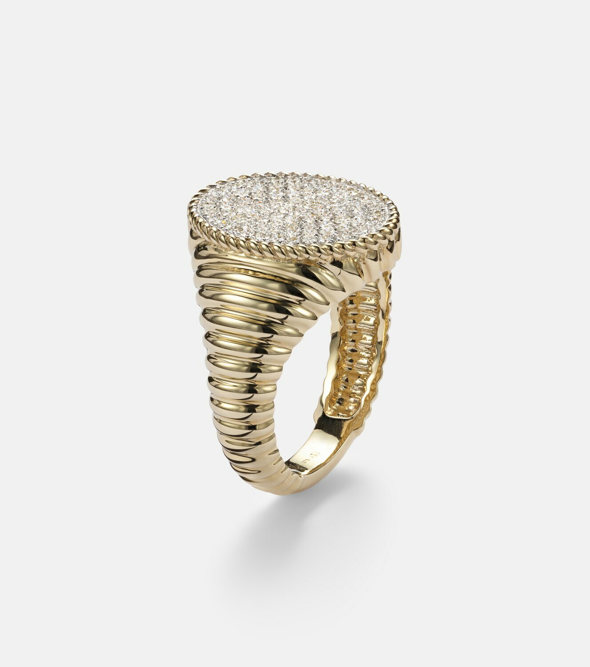 Yvonne Léon Chevalière Ovale 9kt gold ring with diamonds