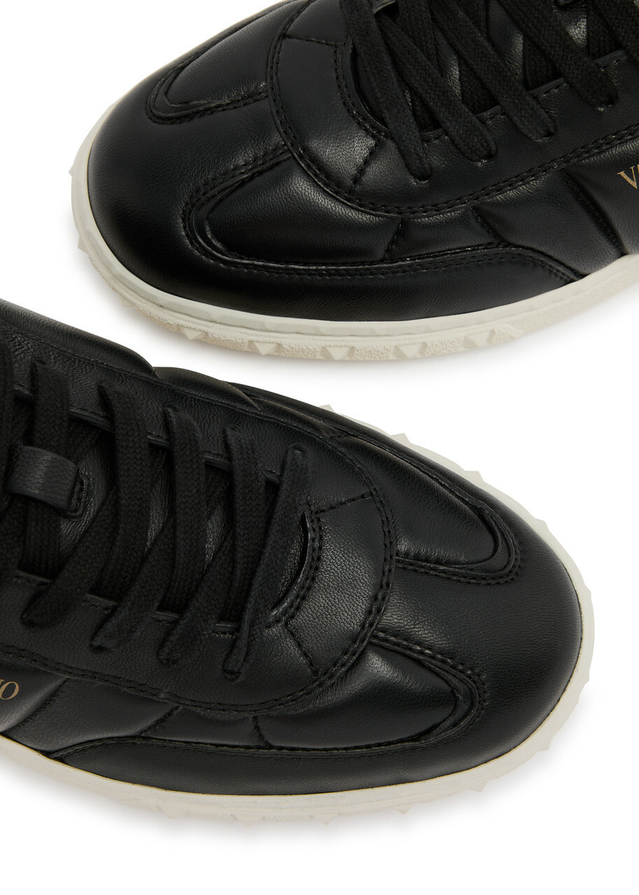 【関税込み】Valentino Garavani ブラック Upvillage スニーカー Upvillage Low Top Nappa Leather Sneaker for Man in Black