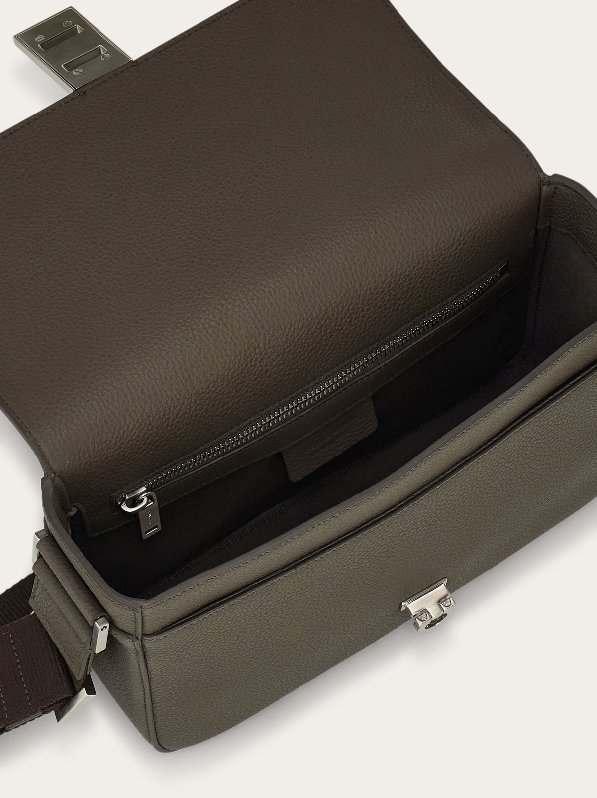 Ferragamo Mens Hug buckle messenger bag in Grey
