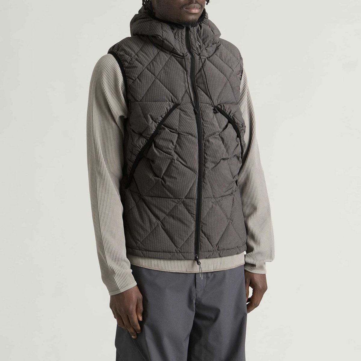 ROA Men's Nuna 800 Fill Power Pinstriped Down Vest in Graphite