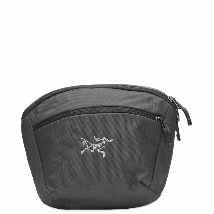 Photo: Arc'teryx Men's Arcteryx Mantis 2 Waist Pack in Graphite