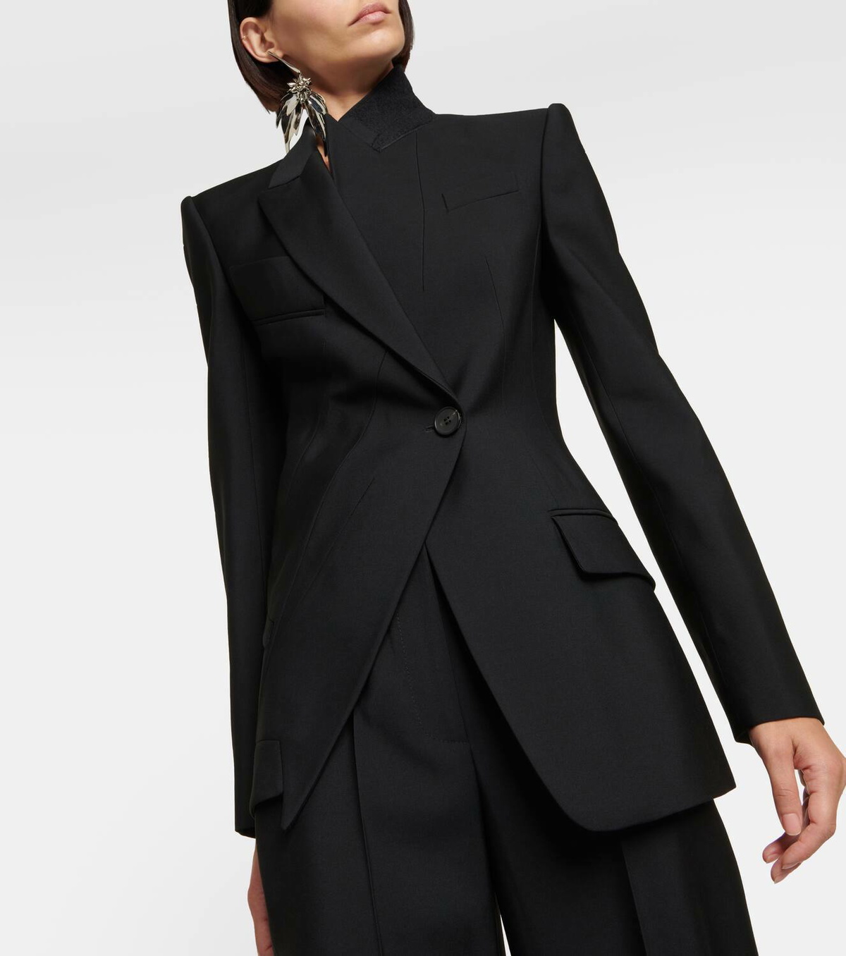 【送料&関税込】Alexander McQueen Wool Blazer Alexander Mcqueen Wool Blazer With Structured Shoulders And