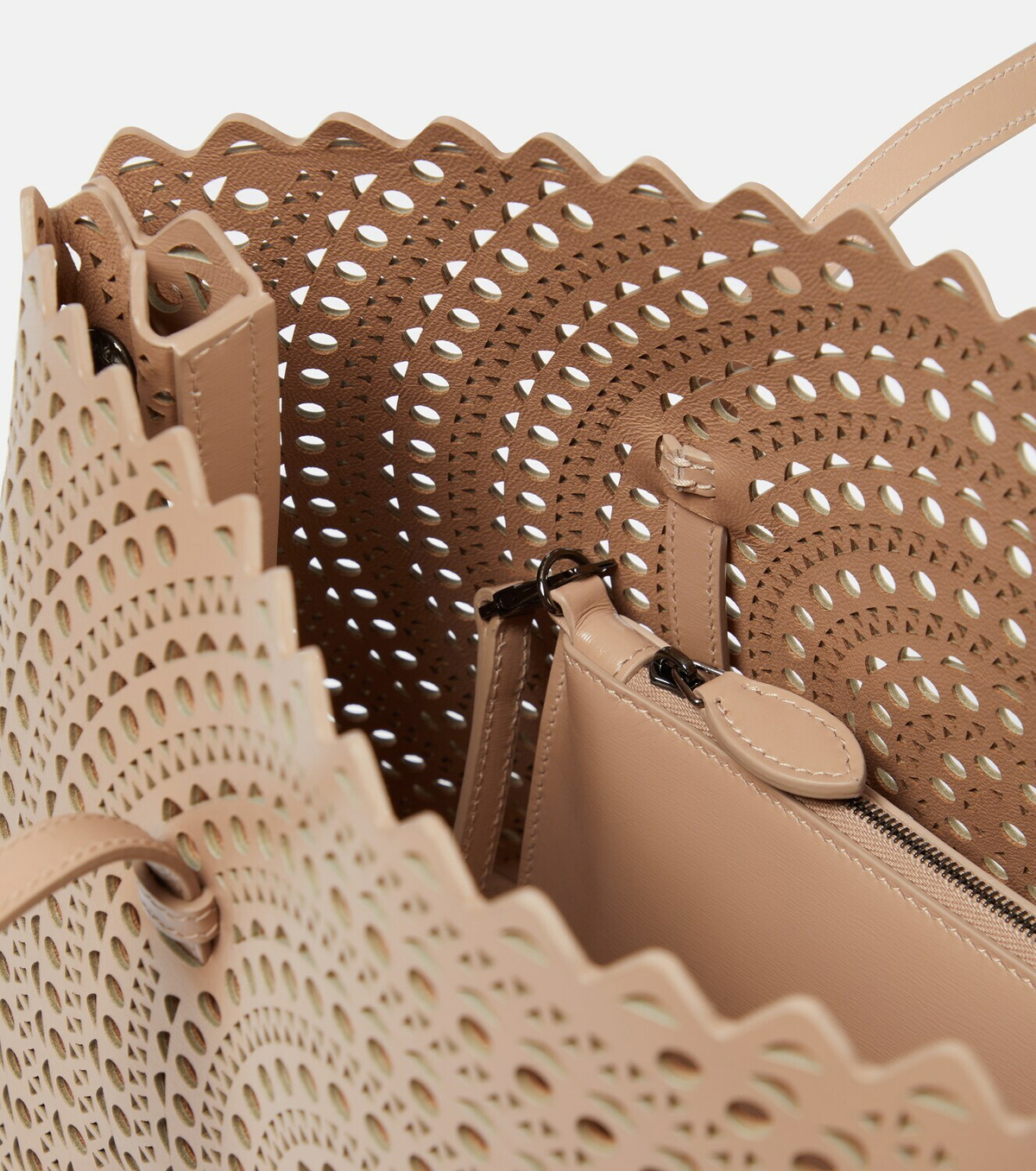 【ALAIA】Le mina 32 ニュー ヴィエンヌ レザー トートバッグ Le Mina 32 New Vienne leather tote bag in black - Alaia