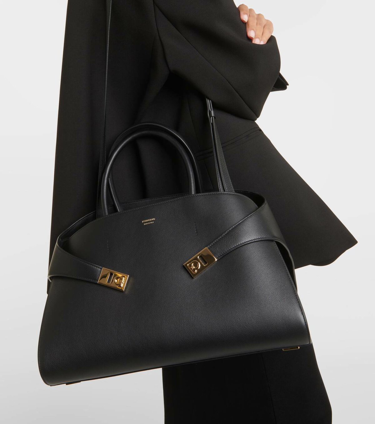 トートバッグ FERRAGAMO HUG MEDIUM LEATHER TOTE BAG FERRAGAMO Hug medium leather tote | NET-A-PORTER