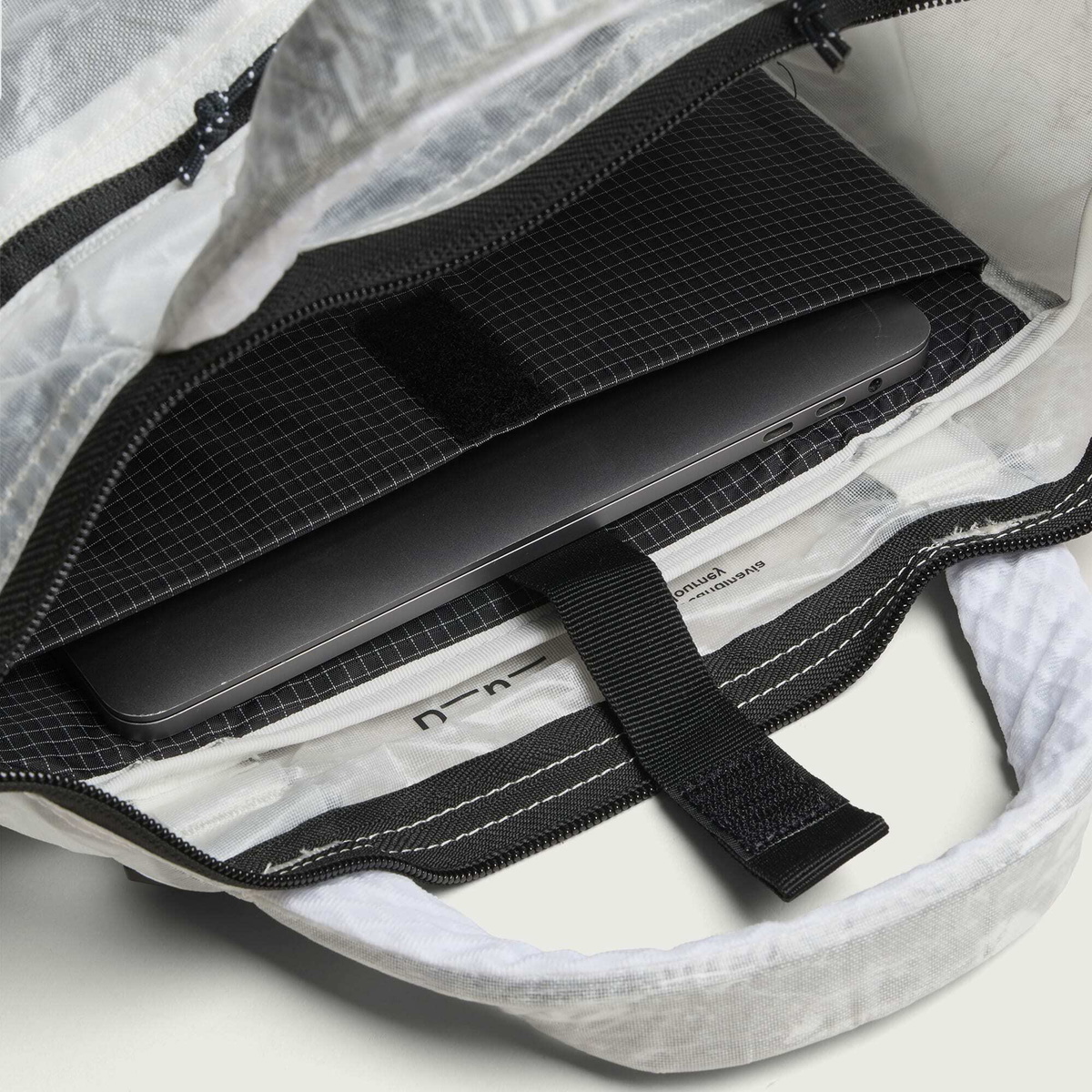 Db Journey Weigh Lighter Helmet Bag 32L in Monochrome