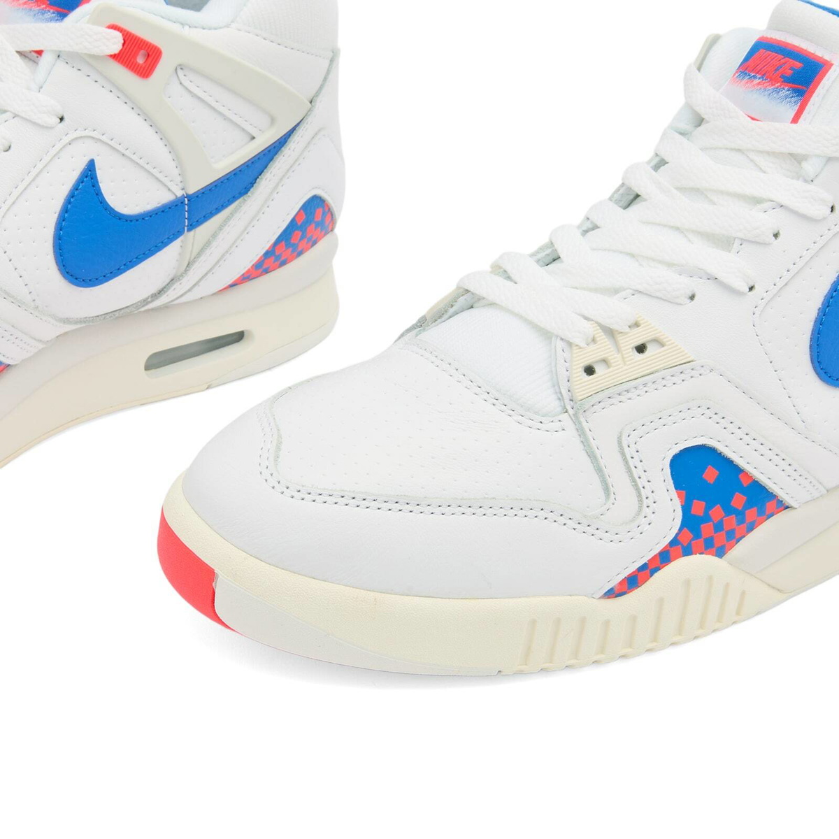 Nike Air Tech Challenge Ii Qs Sneaker in White/Ivory/Tint