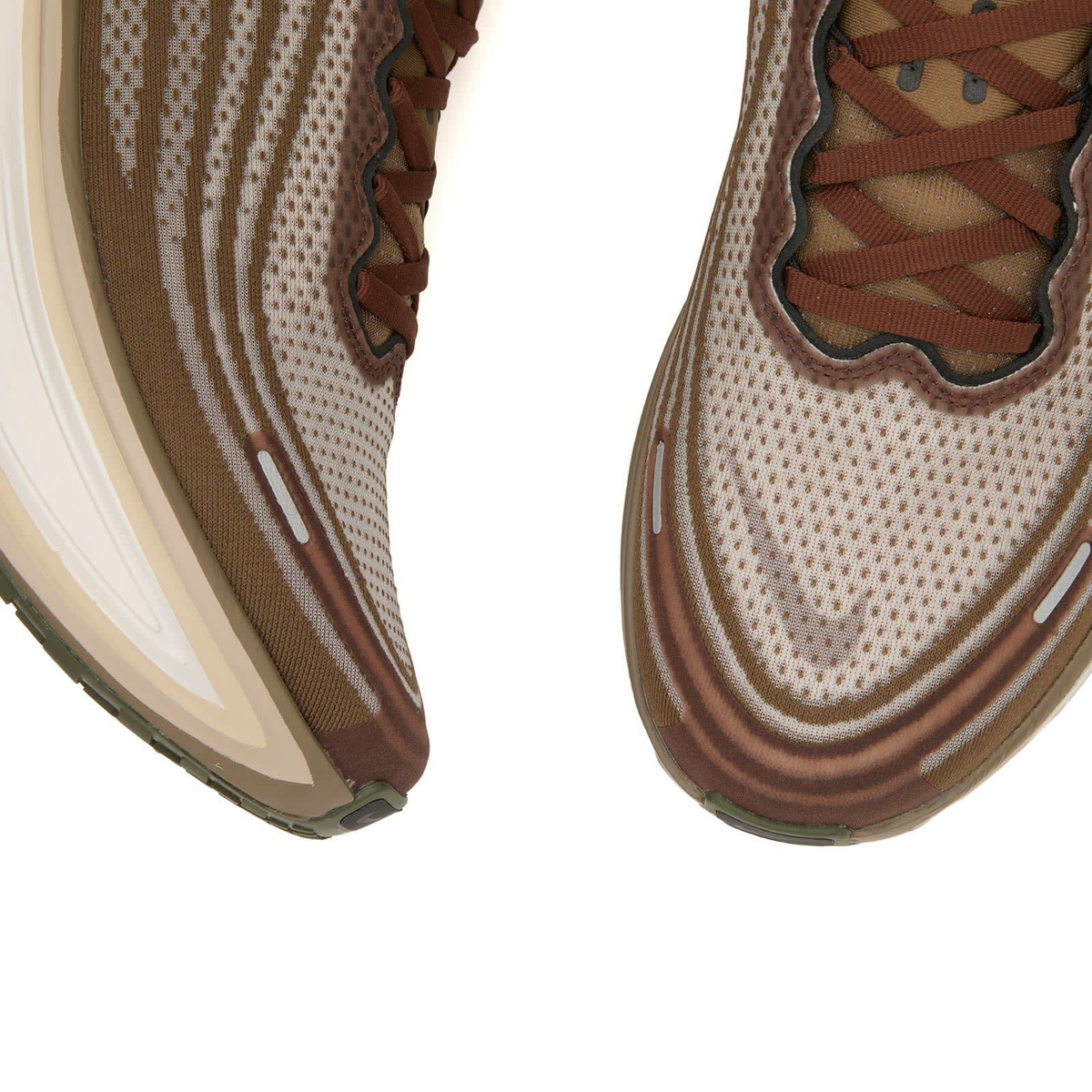 Nike Vomero Plus QS Sneaker in Sail/Pecan/Caldera Brown
