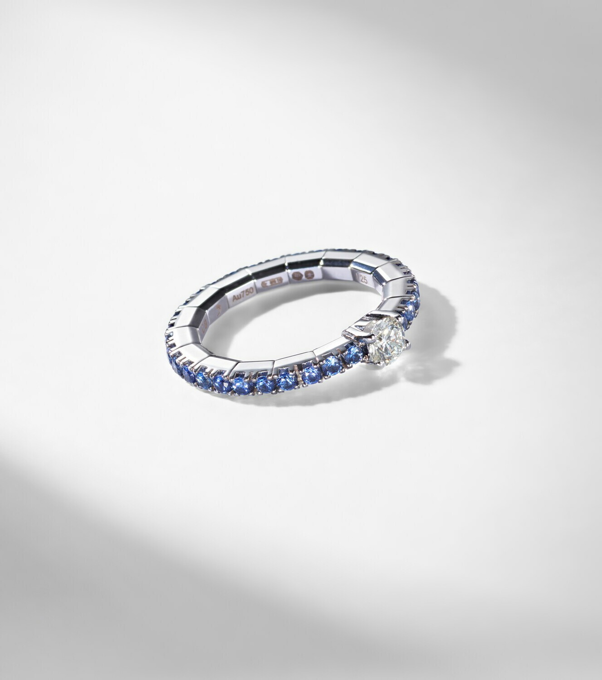 Bucherer Fine Jewellery Stretchy 18kt white gold ring with diamond and sapphires