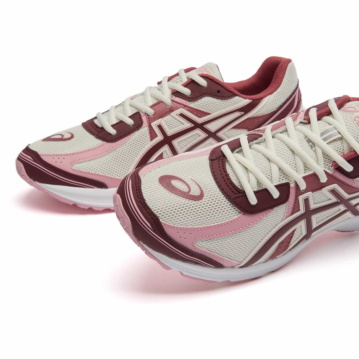 Asics Jog 100s Sneaker in Cream/Port Royal