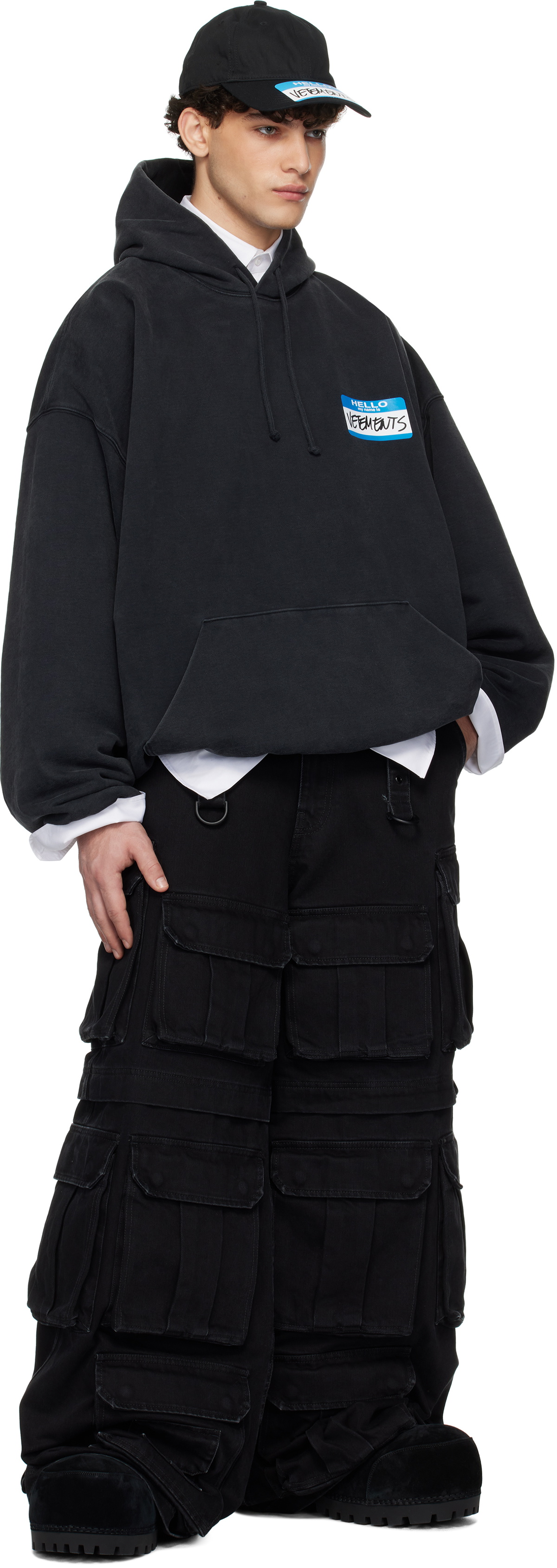 【VETEMENTS】MyName Stickerクロップドボクシーフーディ VETEMENTS Black 'My Name' Sticker Cropped Boxy Hoodie Vetements