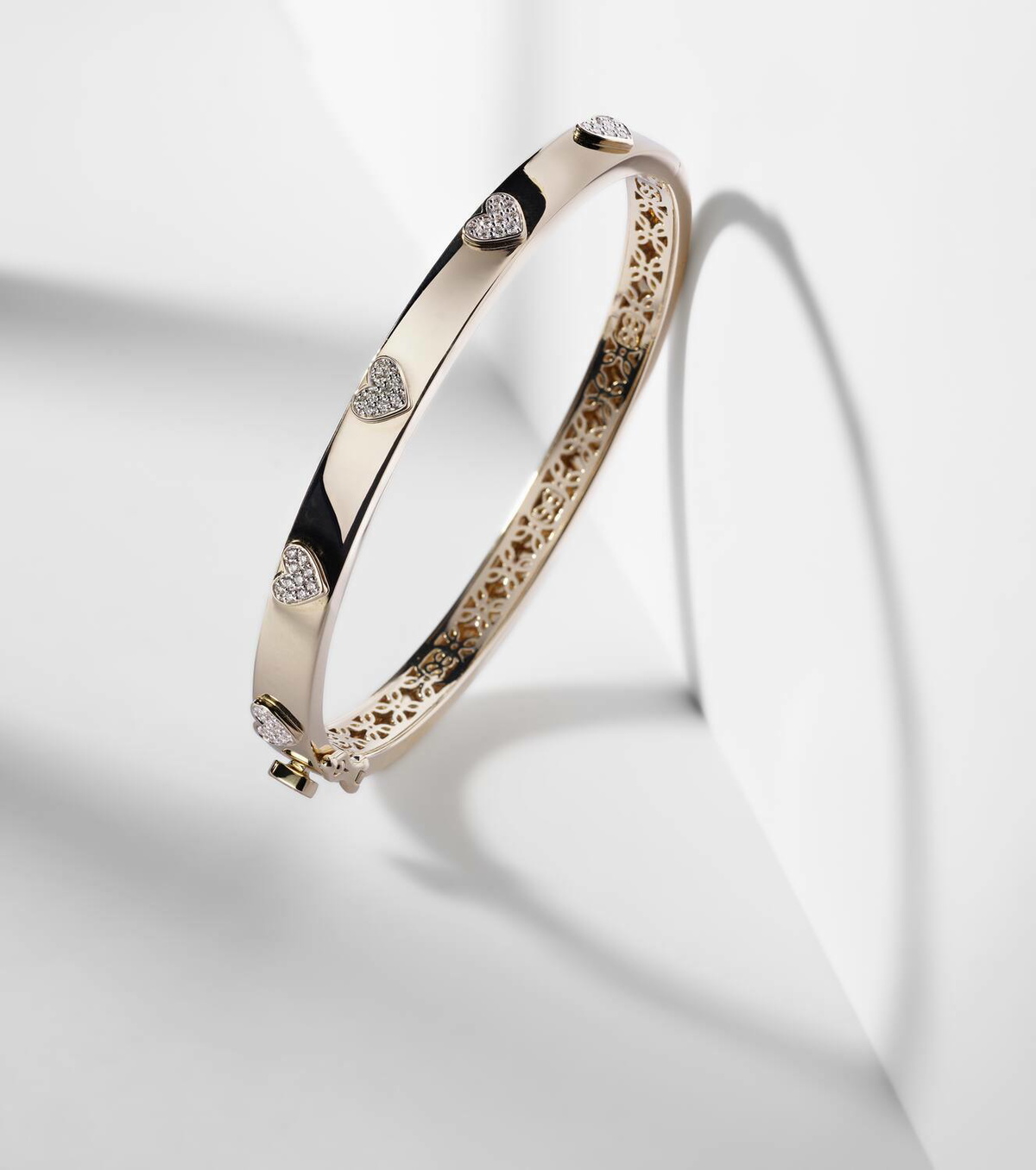 Sydney Evan Heart 14kt gold bangle with diamonds