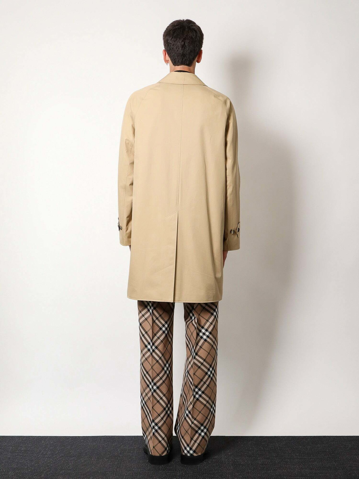 トレンチコート BURBERRY Men Trench coat Beige 8104735 Cotton gabardine trench coat in beige - Burberry | Mytheresa