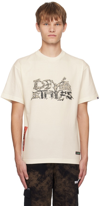Photo: DEVÁ STATES Off-White Printed T-Shirt