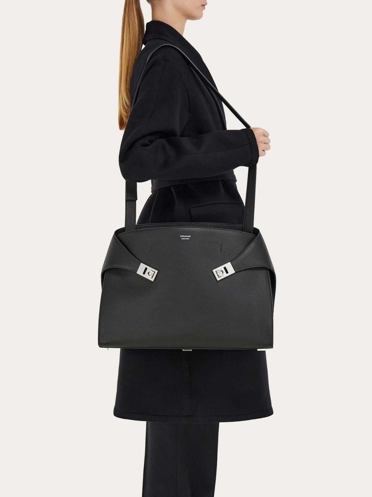 Ferragamo Mens Hug shoulder bag in Black