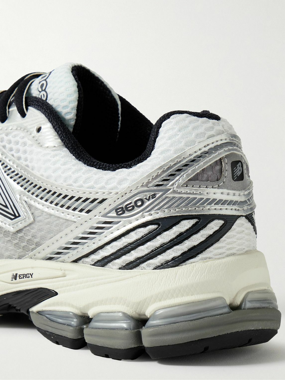 【New Balance】860v2 White Black モノトーンの美学 人気モデル New Balance 『860v2 “Black” & “White/Silver”』が国内5月19日