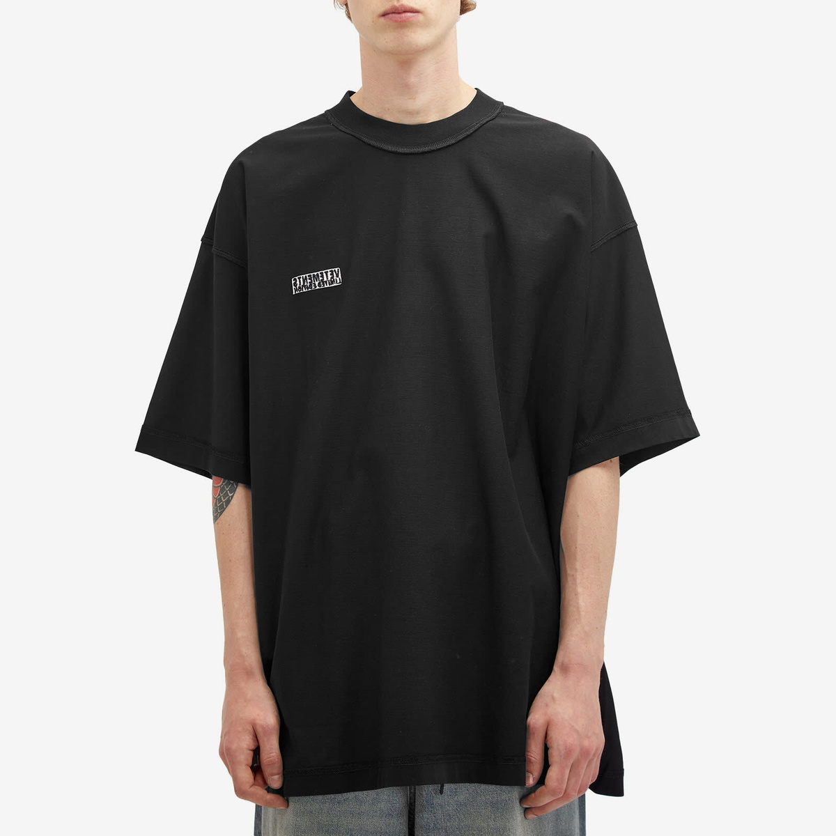 VETEMENTS Men's Inside Out Label T-Shirt in Black Vetements VETEMENTS Men's Inside Out Label T-Shirt in Black Vetements