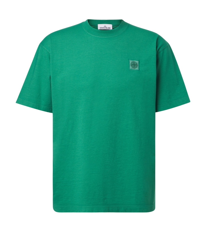 Photo Pleine Longueur De Joyeux Homme Des Années 30 En T-shirt