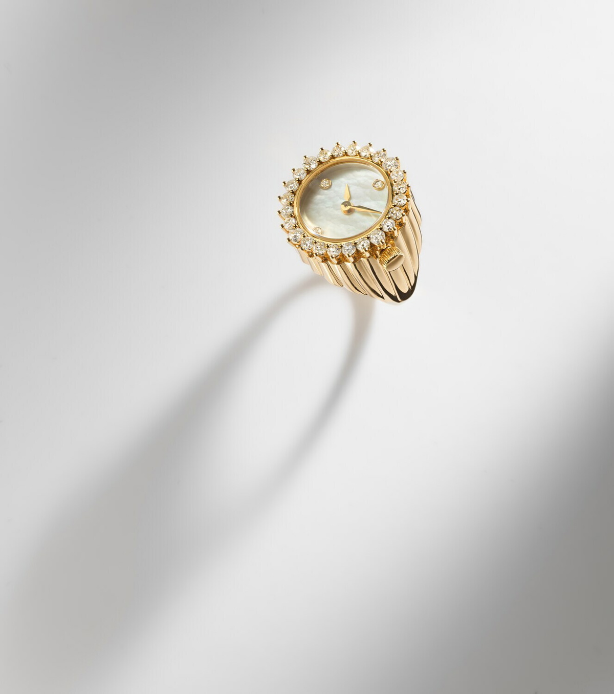 Yvonne Léon L'Horloge 18kt gold and mother-of-pearl ring with diamonds