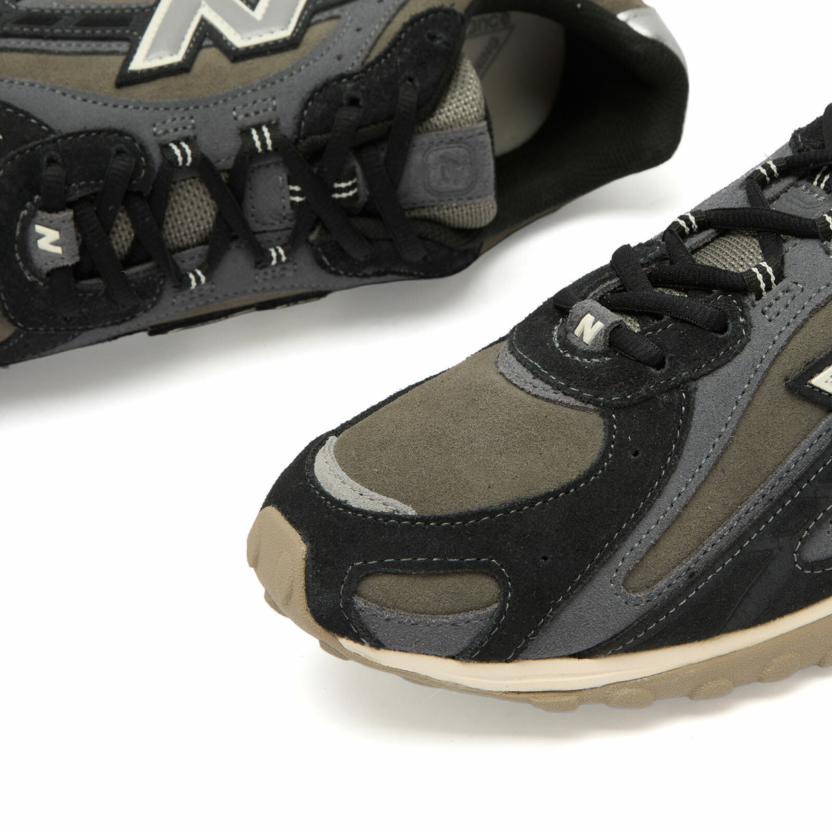 New Balance 204L Sneaker in Black