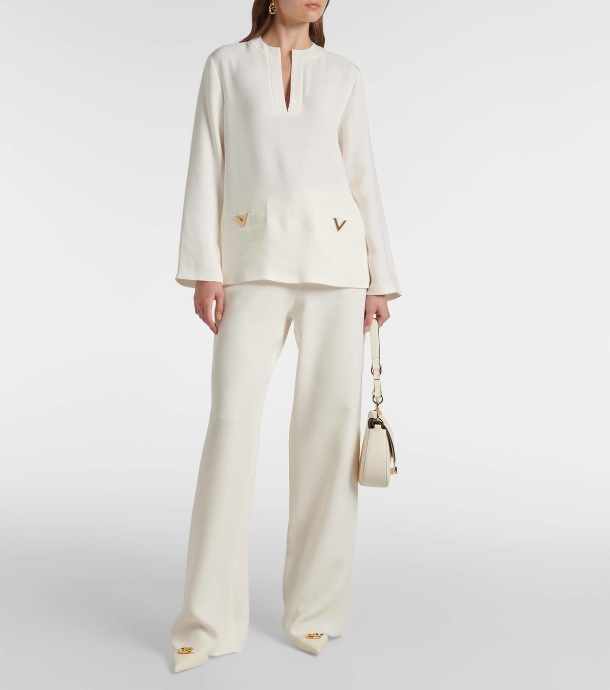 【送料&関税込】Valentino White Silk Top Valentino Garavani V logo-plaque Silk Tunic | White | FARFETCH