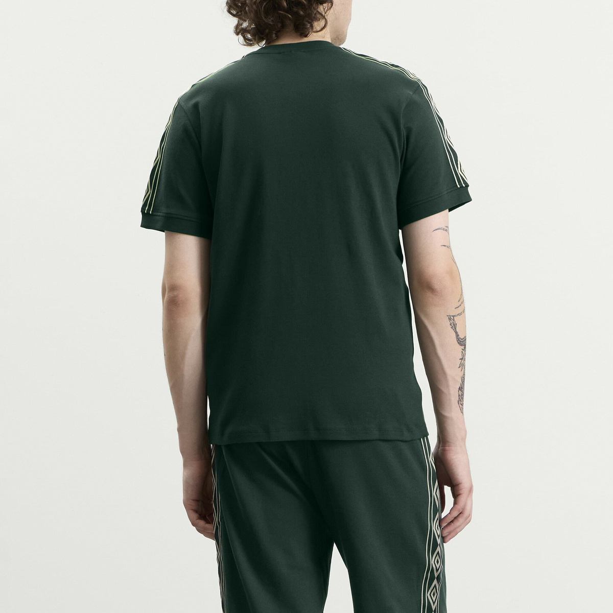 Umbro Men's Taped T-Shirt in Pine Grove/Pelican