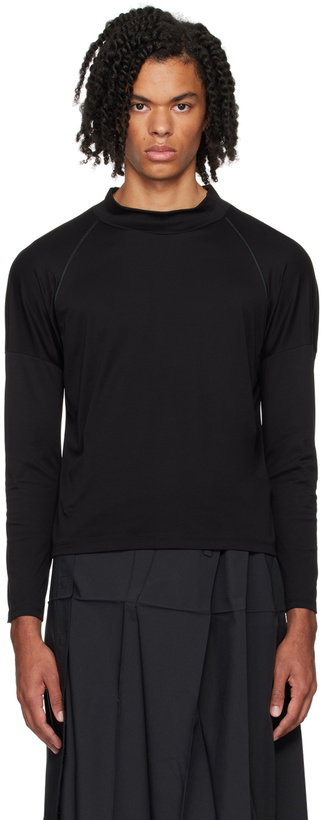 Photo: 132 5. ISSEY MIYAKE Black Mock Neck Long Sleeve T-Shirt