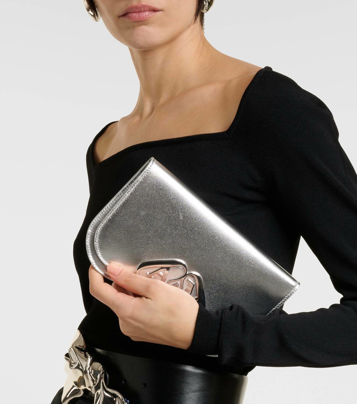 【送料&関税込】Alexander McQueen Silver Leather Small Seal Alexander McQueen Seal Mini leather phone pouch Alexander