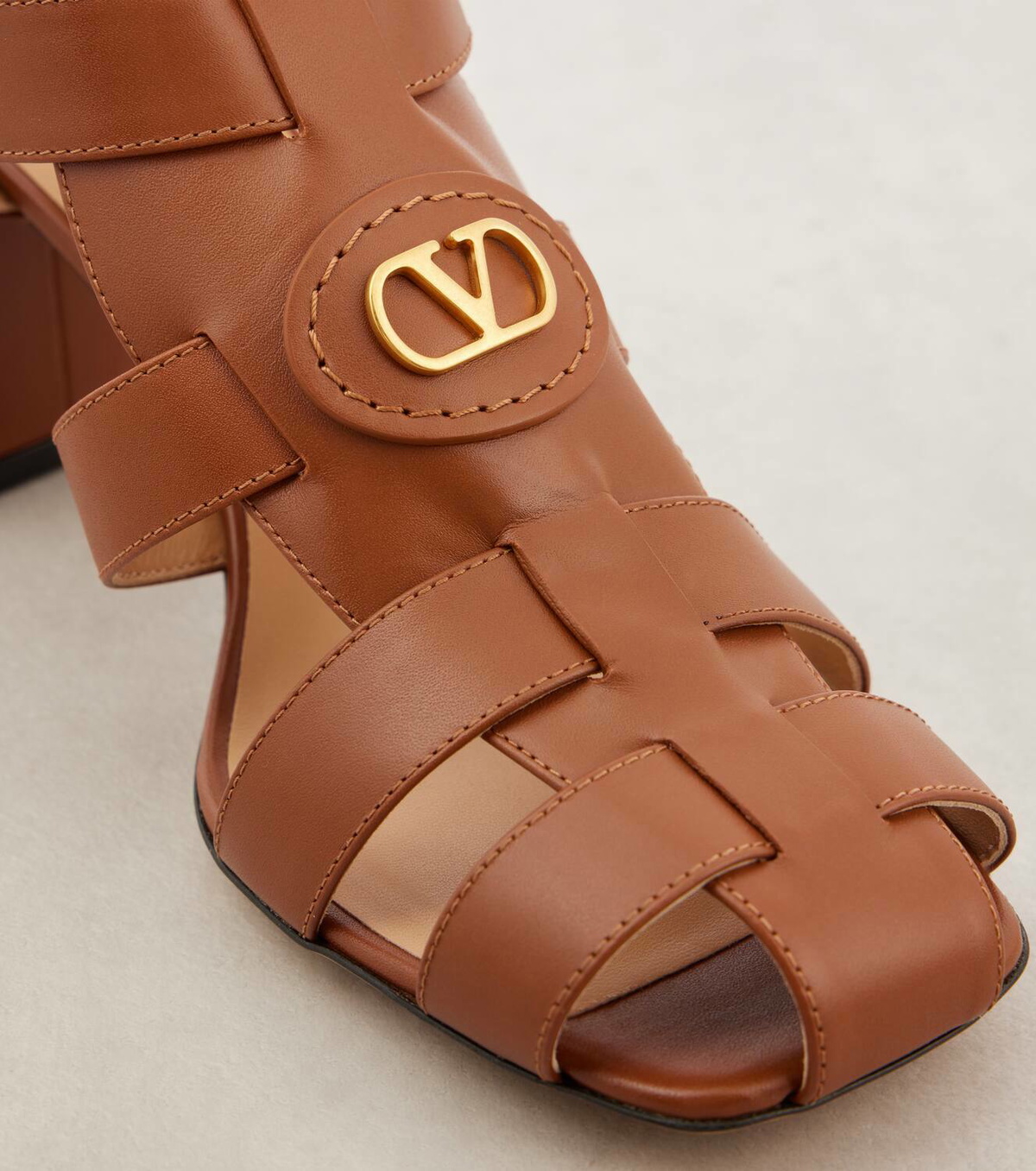 サンダル・ミュール VALENTINO GARAVANI VLogo Signature Sandals Brown VLogo Signature leather thong sandals in brown - Valentino