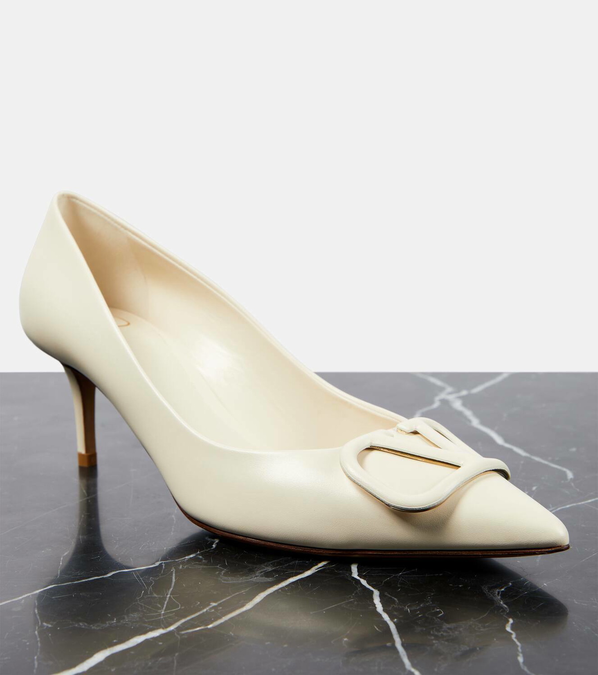 【VALENTINO】Leather Vlogo Pumps ホワイト VLogo leather slingback pumps in white - Valentino Garavani