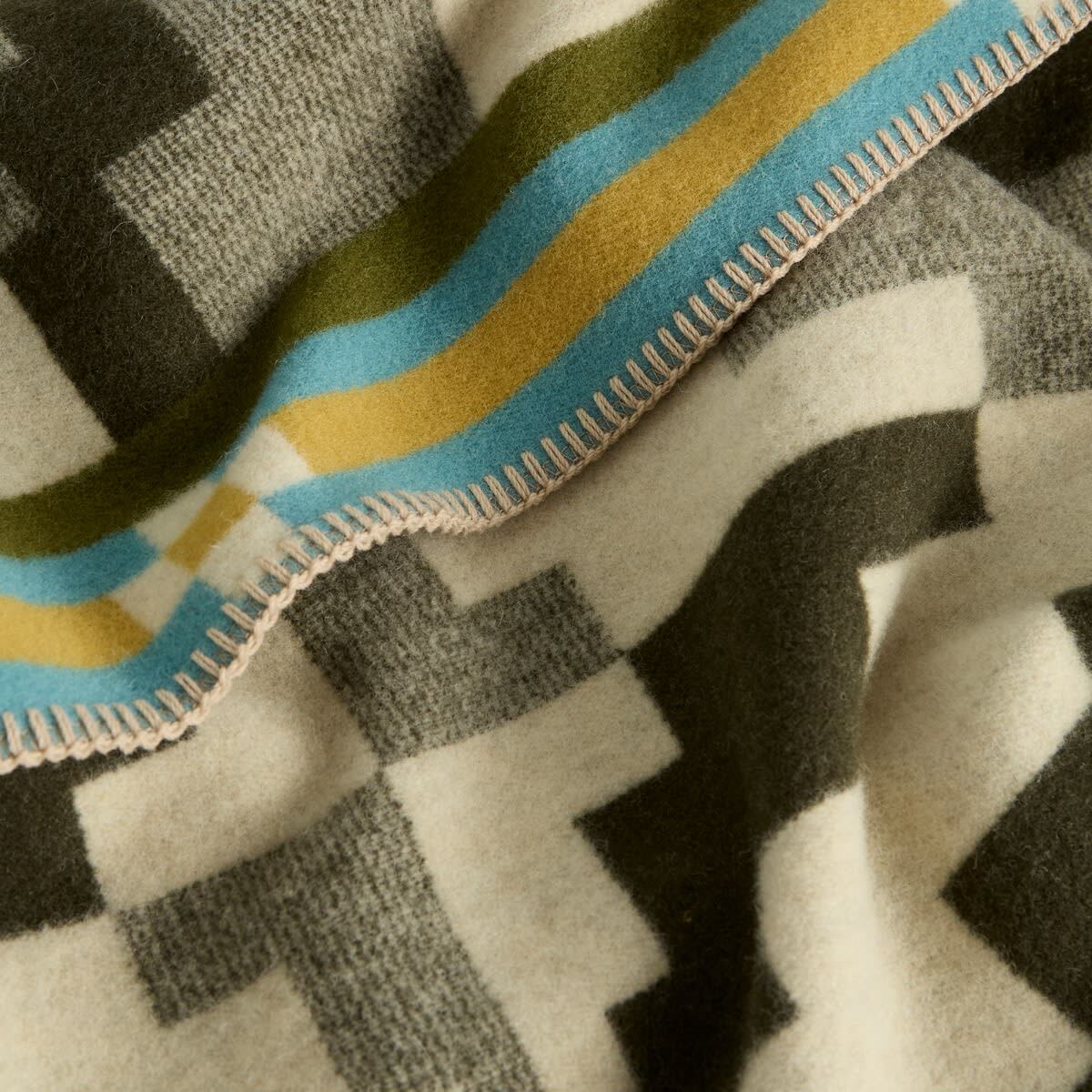 Pendleton Jacquard Napped Throw in Seven Springs 