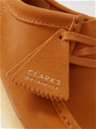 CLARKS ORIGINALS - Wallabee Low Suede Desert Boots - Orange - 8