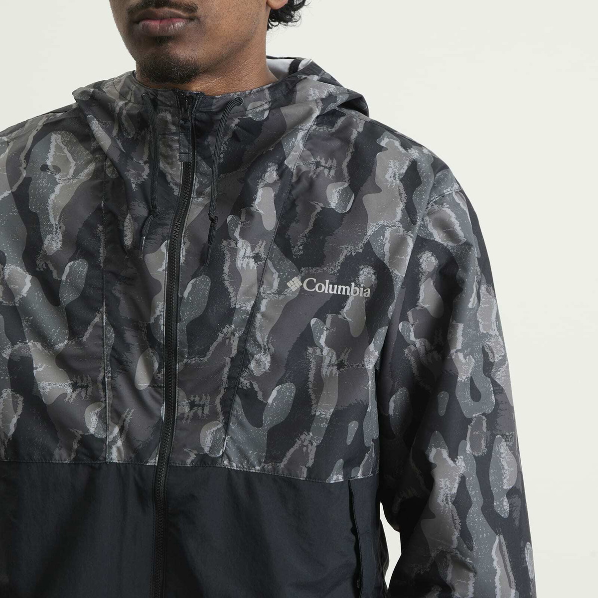 Columbia Men's Spire Valley™ Novelty Windbreaker in Black Treebark