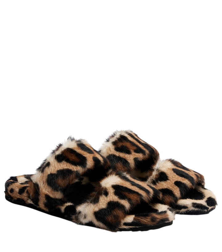 Photo: Dolce&Gabbana Leopard-print shearling slides