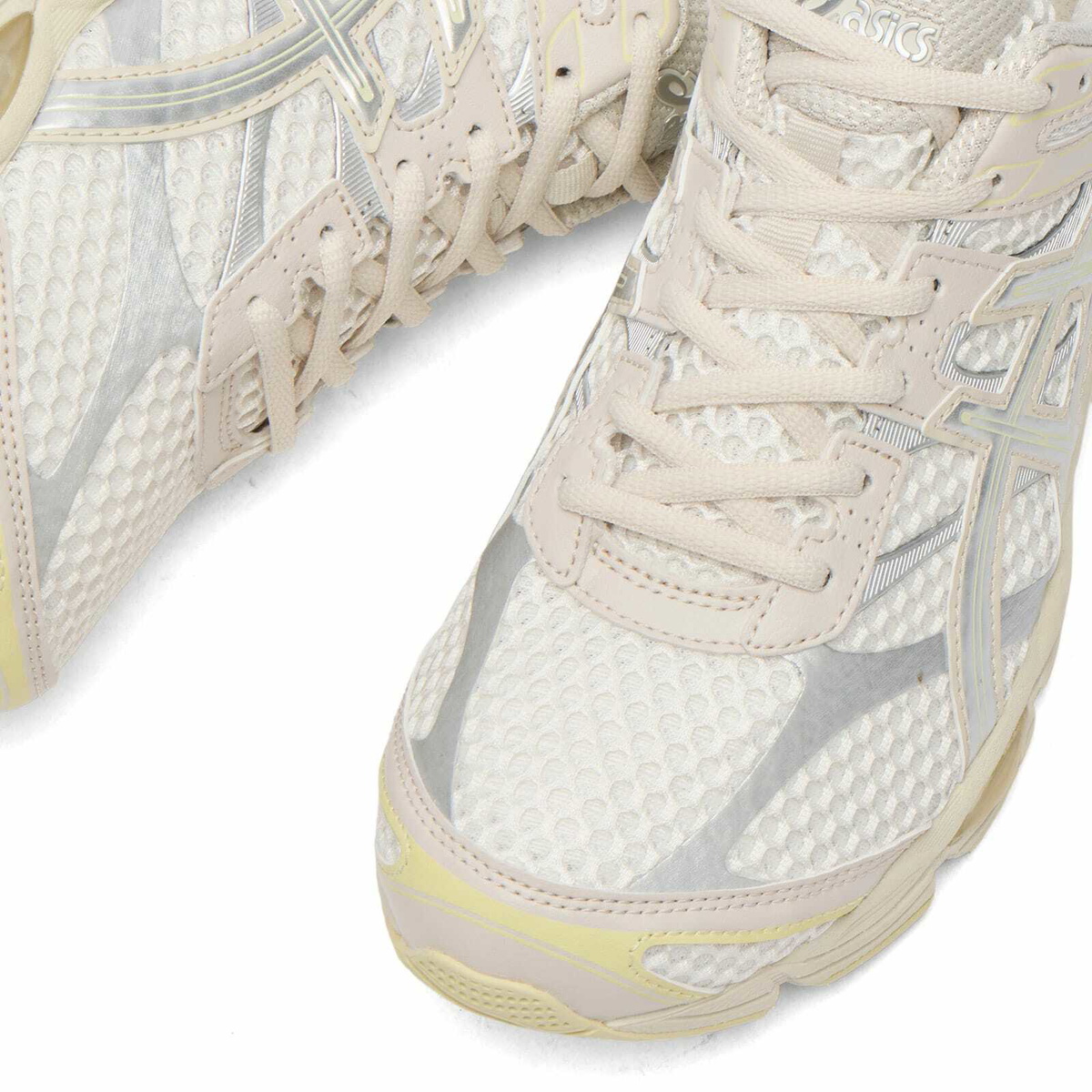 Asics Women's GEL-CUMULUS 16 Sneaker in Cream/Pure Silver