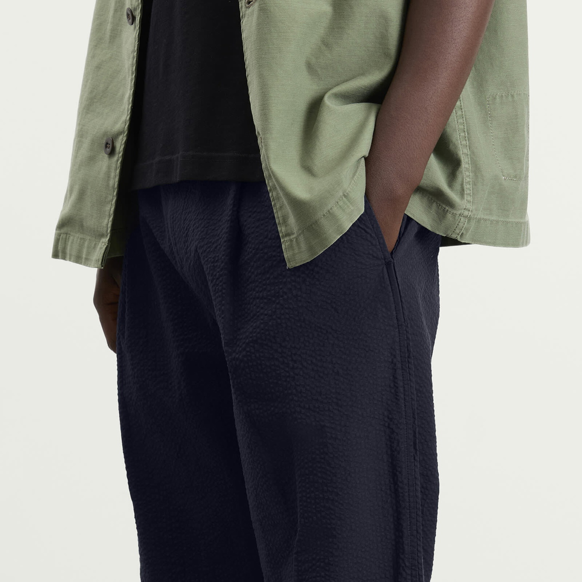 Folk Men's Wide Fit Trouser in Navy Crinkle Stripe