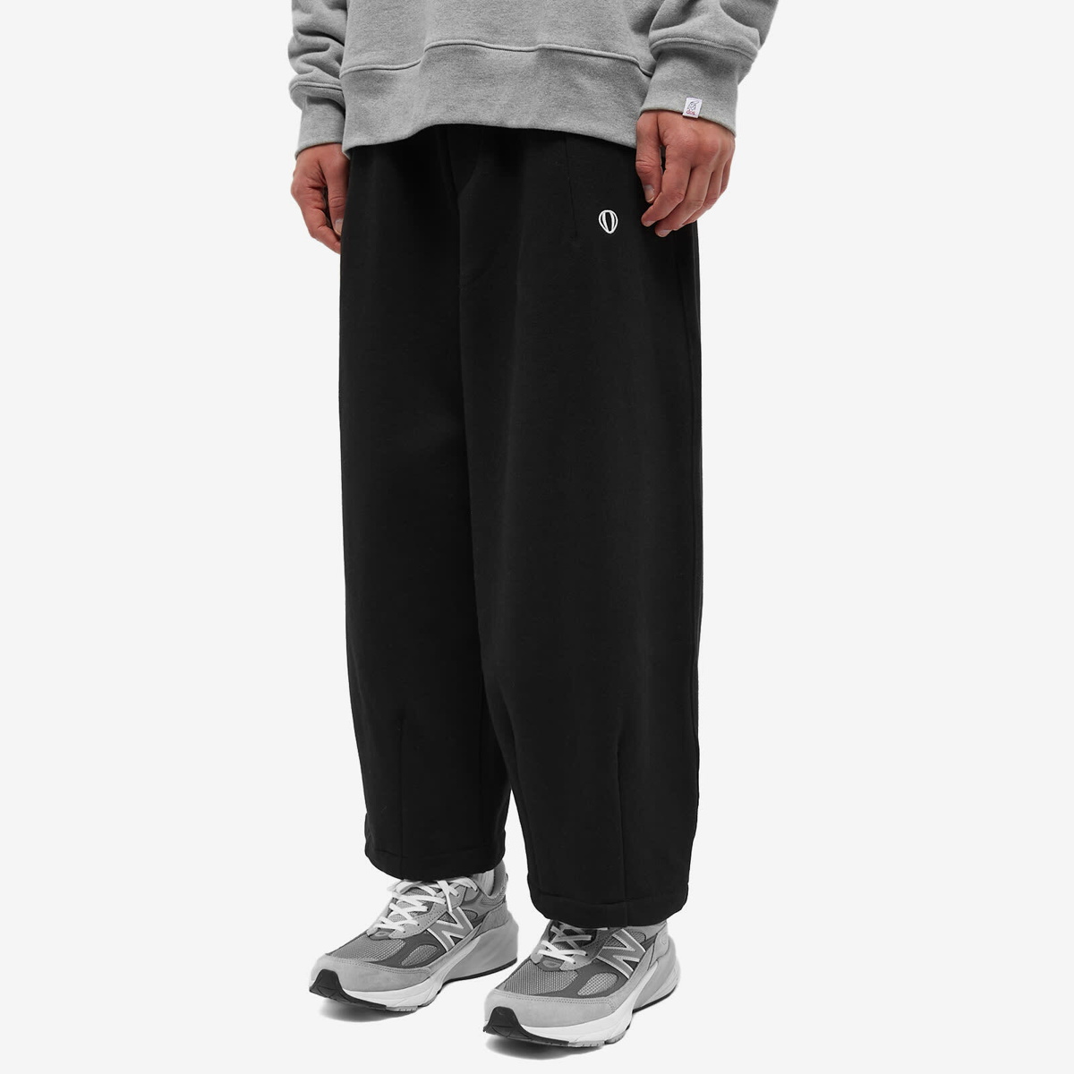 Anglan Men's Wappen Balloon Sweatpants in Black Anglan