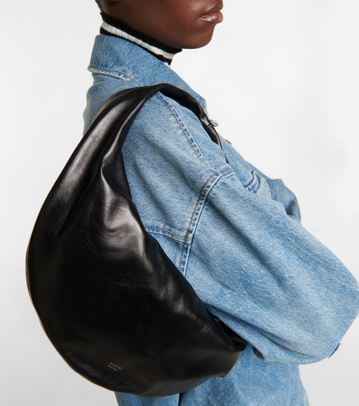 【KHAITE】Medium Olivia Hobo ブラックペブルレザーバッグ Medium Olivia Hobo in Black Pebbled Leather with Grommets